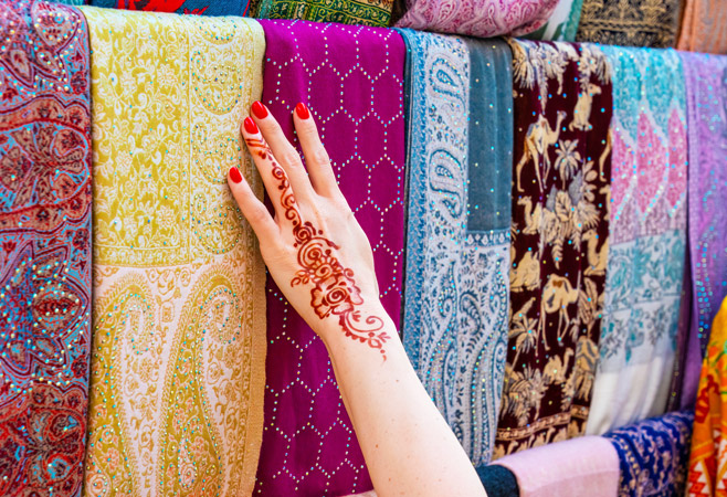 Visitors can explore a range of stunning henna artwork, from vibrant acrylic paintings to traditional henna body art. Visitors can explore a range of stunning henna artwork, from vibrant acrylic paintings to traditional henna body art.