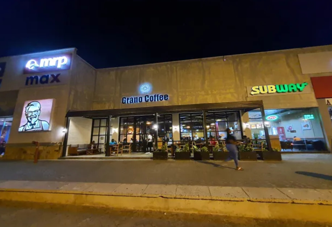 Grano Coffee is a coffee shop with an outdoor seating area that provides a unique perspective of the city and allows for enjoyable moments while sipping coffee and feeling the cool breeze