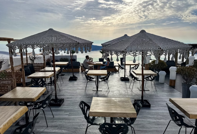 When choosing a restaurant, you should consider the price of the food in comparison to how many guests you are expecting When choosing a restaurant, you should consider the price of the food in comparison to how many guests you are expecting