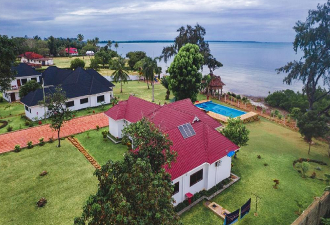 The villa features rooms equipped with air conditioning, free private parking, and complimentary Wifi